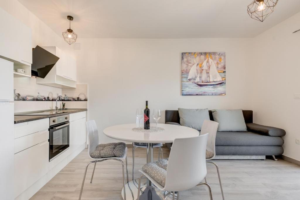 Ferienwohnung In Arbanija Mit Meerblick, Balkon, Klimaanlage, W-Lan 5137-1 Traù Esterno foto