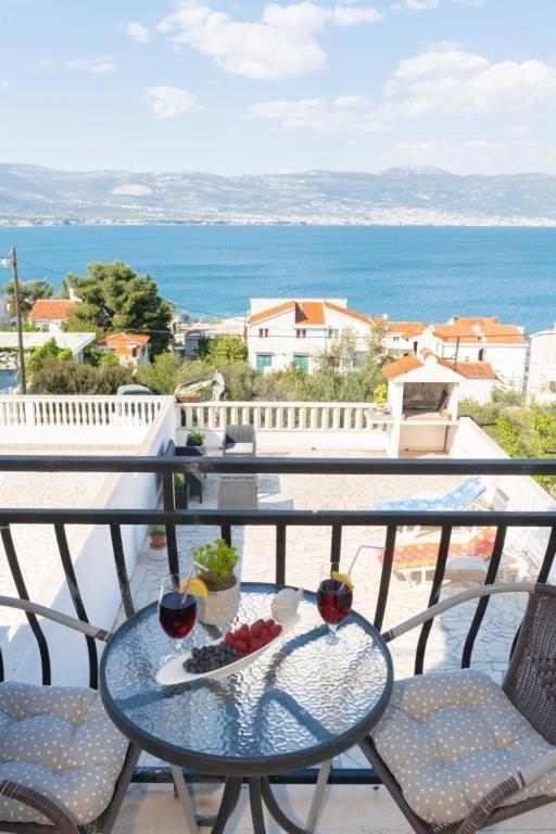 Ferienwohnung In Arbanija Mit Meerblick, Balkon, Klimaanlage, W-Lan 5137-1 Traù Esterno foto