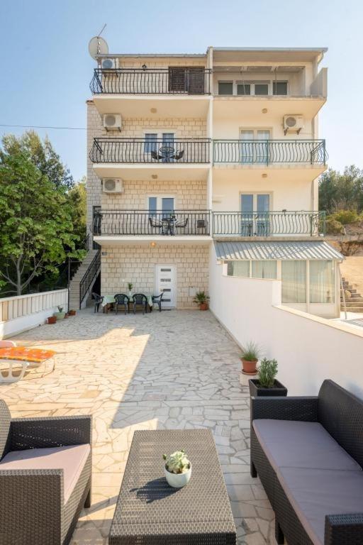 Ferienwohnung In Arbanija Mit Meerblick, Balkon, Klimaanlage, W-Lan 5137-1 Traù Esterno foto