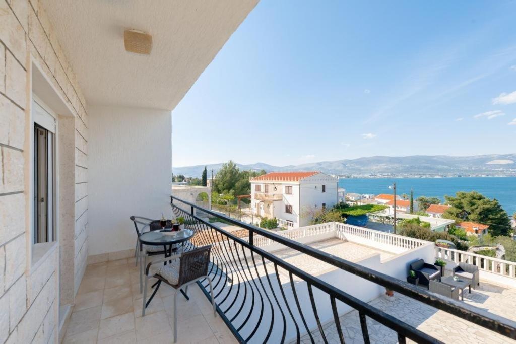 Ferienwohnung In Arbanija Mit Meerblick, Balkon, Klimaanlage, W-Lan 5137-1 Traù Esterno foto