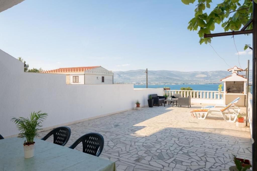 Ferienwohnung In Arbanija Mit Meerblick, Balkon, Klimaanlage, W-Lan 5137-1 Traù Esterno foto